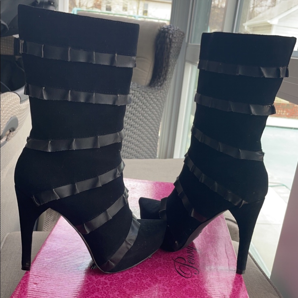 Black boots 
Heel 4 1/2
Length 12 1/2 
Size 6 1/2
